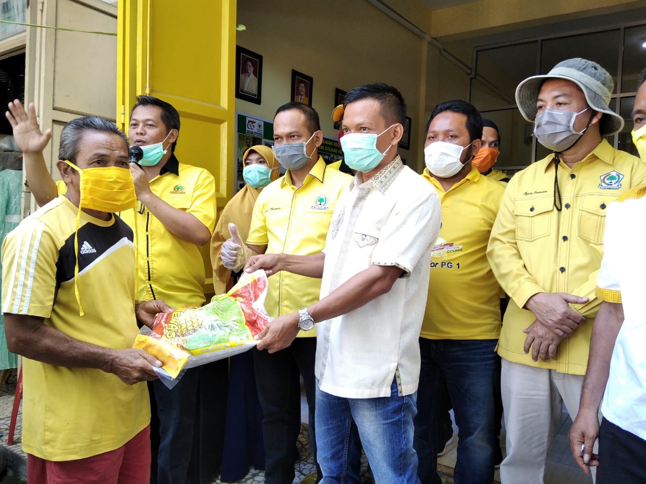 Pembagian Sembako dan Masker oleh Pengurus Dewan pimpinan daerah (DPD) Golkar Polman